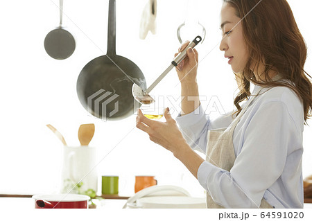料理をする女性 64591020