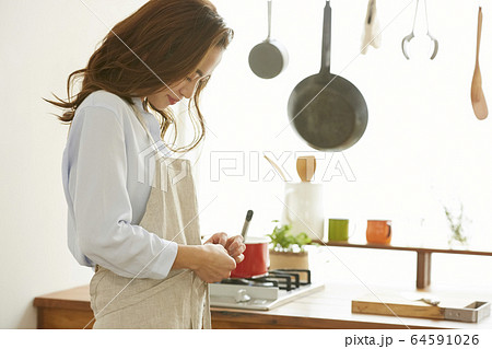 エプロンをつける女性 64591026