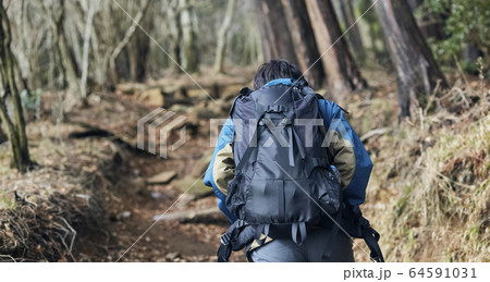 登山をする男性 64591031