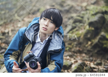 山で写真を撮る男性 山で写真を撮る男性 64591044