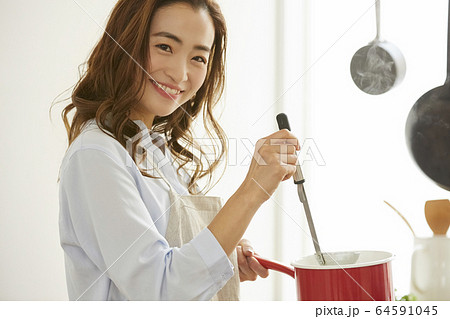 料理をする女性 料理をする女性 64591045