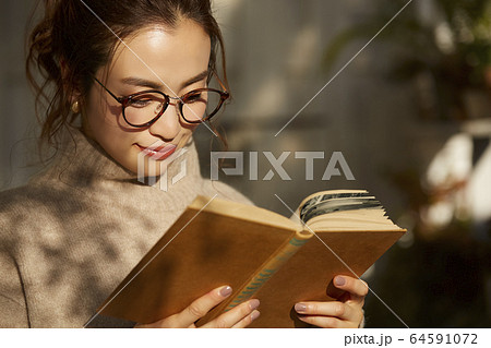 読書をする女性 64591072