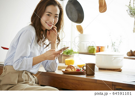 朝食を食べる女性 64591101