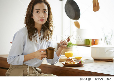 朝食を食べる女性 64591102