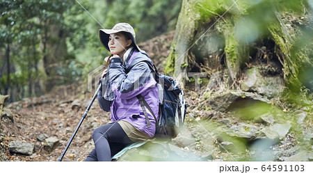 山で休憩をする女性 64591103