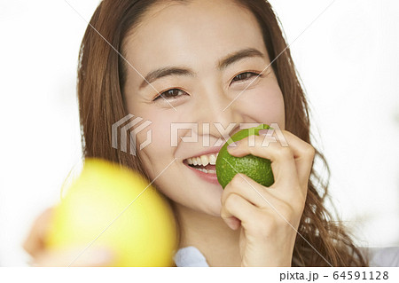 フルーツを食べる女性 64591128