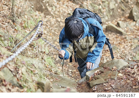 登山をする男性 64591167