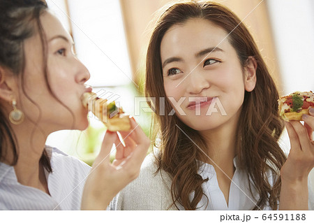 友達とホームパーティーをする女性 友達とホームパーティーをする女性 64591188