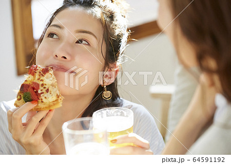友達とホームパーティーをする女性 64591192