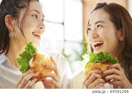 友達と食事を楽しむ女性 64591206