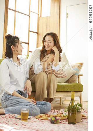 友達とホームパーティーをする女性 64591207