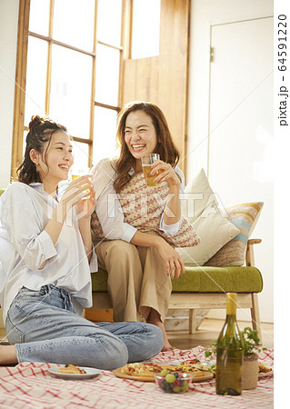 友達とホームパーティーをする女性 64591220