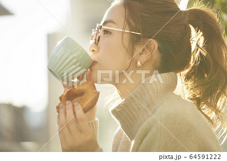 おやつを楽しむ女性 おやつを楽しむ女性 64591222