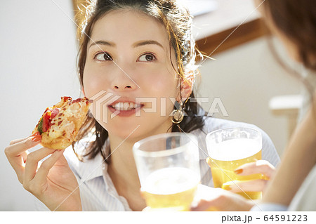 友達とホームパーティーをする女性 64591223