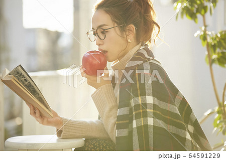 読書をする女性 64591229