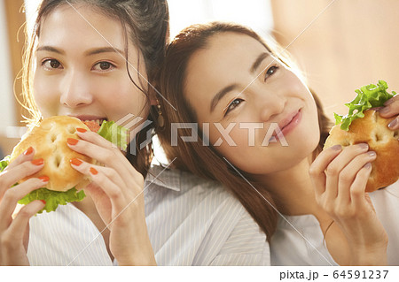 友達と食事を楽しむ女性 64591237