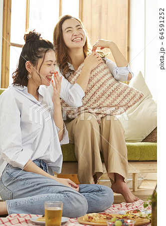 友達とホームパーティーをする女性 64591252