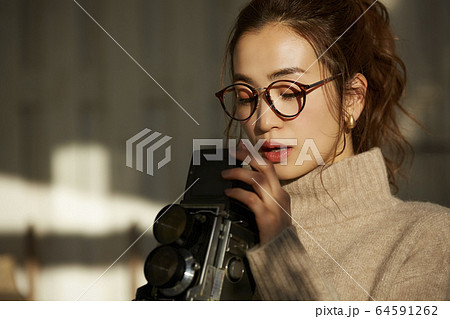カメラで写真を撮る女性 カメラで写真を撮る女性 64591262