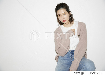女性ポートレート 64591269