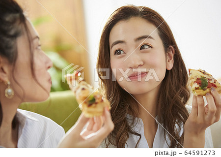 友達とホームパーティーをする女性 64591273