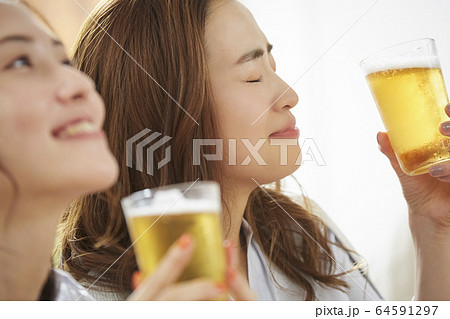 友達とホームパーティーをする女性 友達とホームパーティーをする女性 64591297