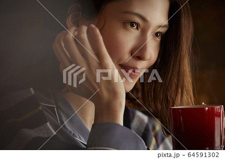 コーヒーを飲む女性 64591302