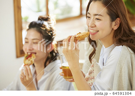 友達とホームパーティーをする女性 64591304