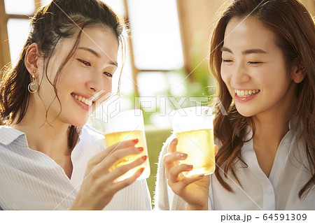 友達とホームパーティーをする女性 64591309