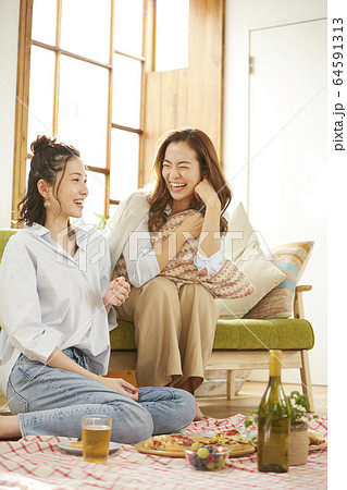 友達とホームパーティーをする女性 64591313