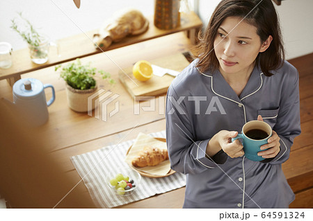 コーヒーを飲む女性 64591324