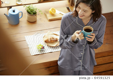 コーヒーを飲む女性 64591325