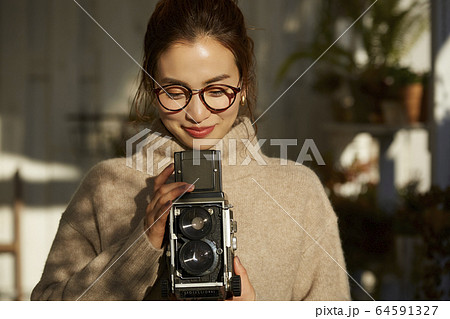 カメラで写真を撮る女性 カメラで写真を撮る女性 64591327