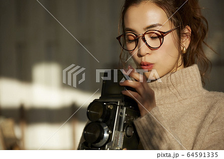 カメラで写真を撮る女性 カメラで写真を撮る女性 64591335