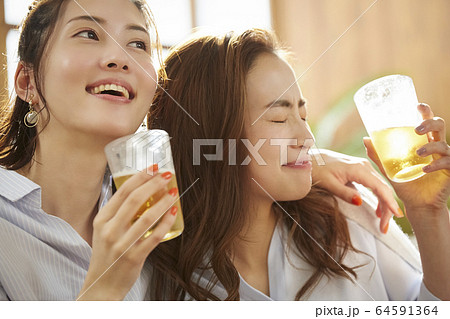 友達とホームパーティーをする女性 友達とホームパーティーをする女性 64591364