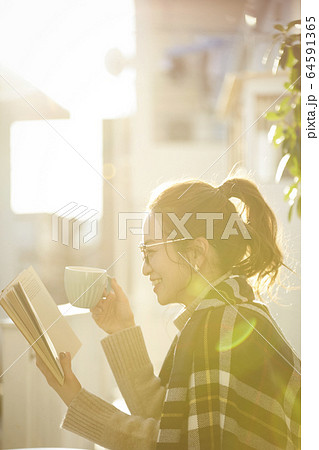 読書をする女性 読書をする女性 64591365