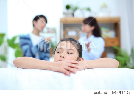 夫婦喧嘩にあきれる子供のイメージ 夫婦喧嘩にあきれる子供のイメージ 64591437