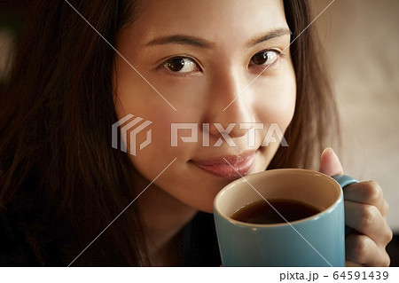 コーヒーを飲む女性 コーヒーを飲む女性 64591439