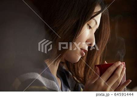 コーヒーを飲む女性 コーヒーを飲む女性 64591444