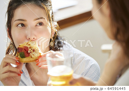 友達とホームパーティーをする女性 64591445