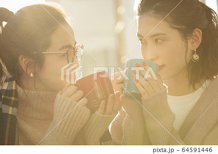 友達とティータイムを楽しむ女性 友達とティータイムを楽しむ女性 64591446