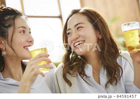 友達とホームパーティーをする女性 友達とホームパーティーをする女性 64591457