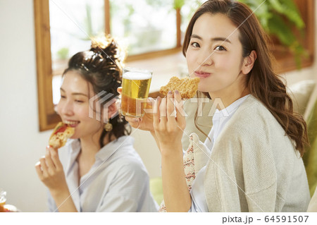 友達とホームパーティーをする女性 64591507