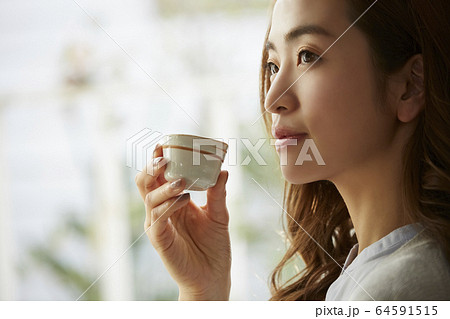 お酒を飲む女性の写真素材