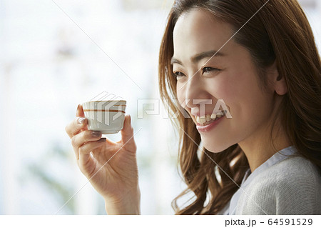 お酒を飲む女性 64591529