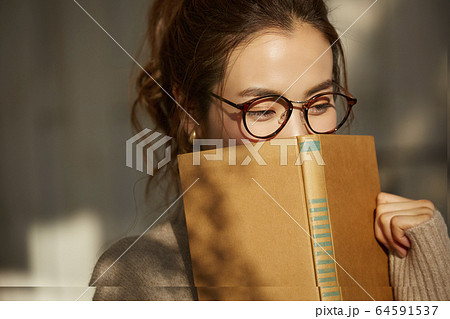 読書をする女性 読書をする女性 64591537