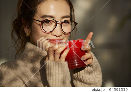 コーヒーを飲む女性 コーヒーを飲む女性 64591539