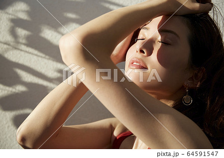 女性のビューティーポートレート 64591547