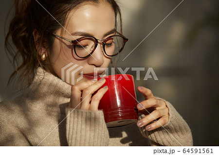 コーヒーを飲む女性 64591561