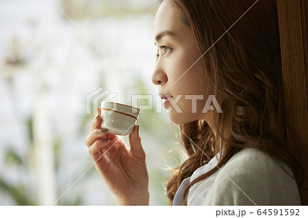 お酒を飲む女性 64591592