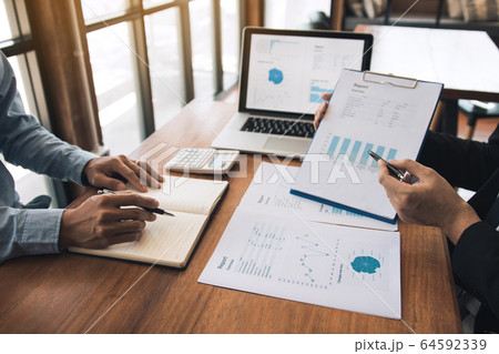 Managers are using tablets to analyze sales cost Managers are using tablets to analyze sales cost 64592339
